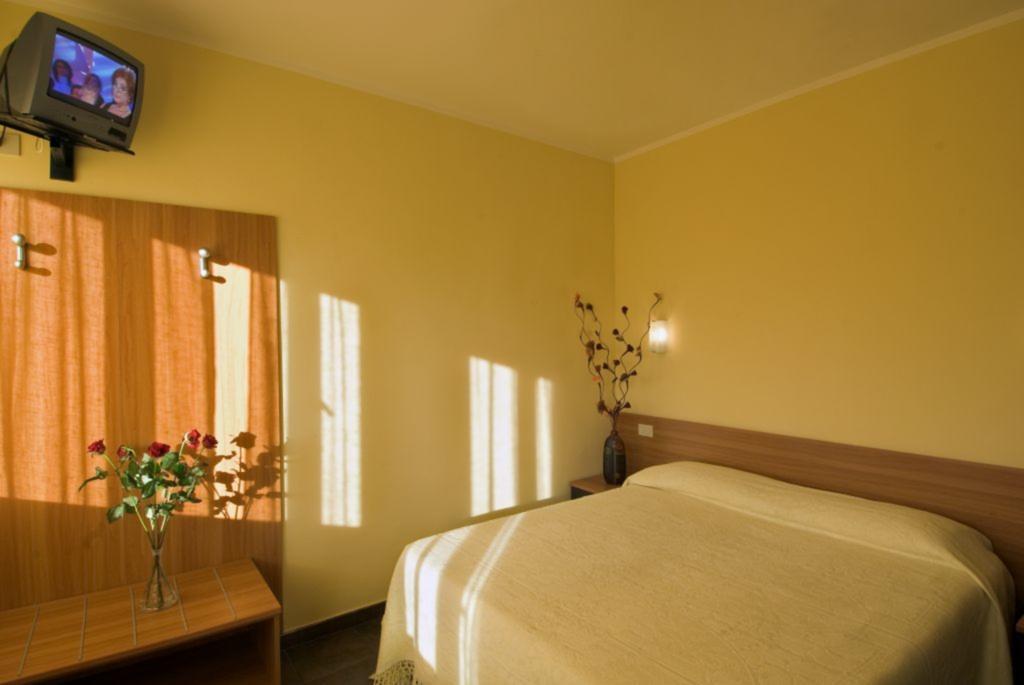 Hotel Il Cavaliere Nero Tirrenia Habitación foto