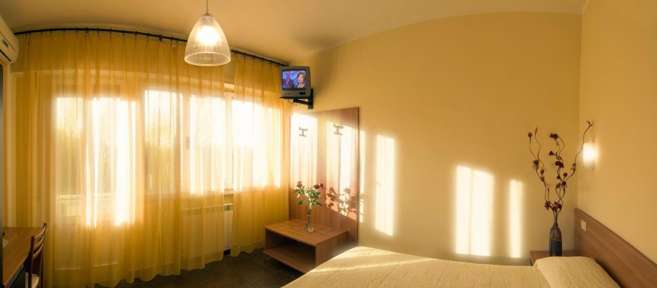 Hotel Il Cavaliere Nero Tirrenia Exterior foto